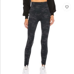 Spanx Look At Me Now Leggings in Black Camo size medium